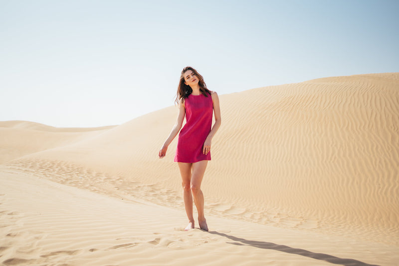 Short pink linen summer dress by Anse Linen. Photoshoot in Dubai desert.